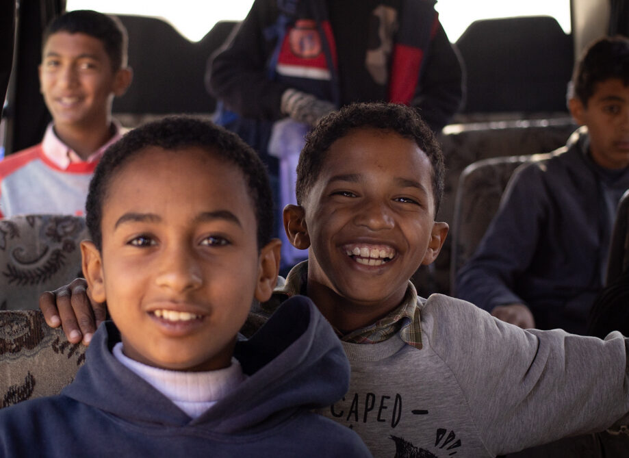 2 enfants souriants